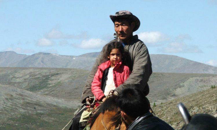 רני רוכבת על סוסים במונגוליה